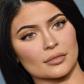 Does kylie jenner wear eyelash extensions?