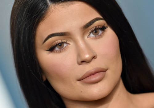 Does kylie jenner wear eyelash extensions?